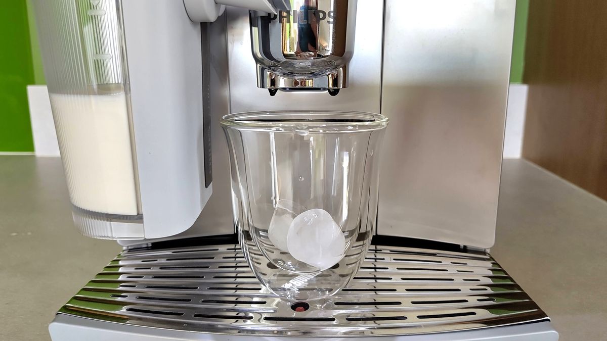 Обзор Philips Café Aromis 8000 Series - умная кофемашина, которая готовит идеальный макиато картинка Кофемашина Philips Café Aromis 8000: обзор | DGL.RU