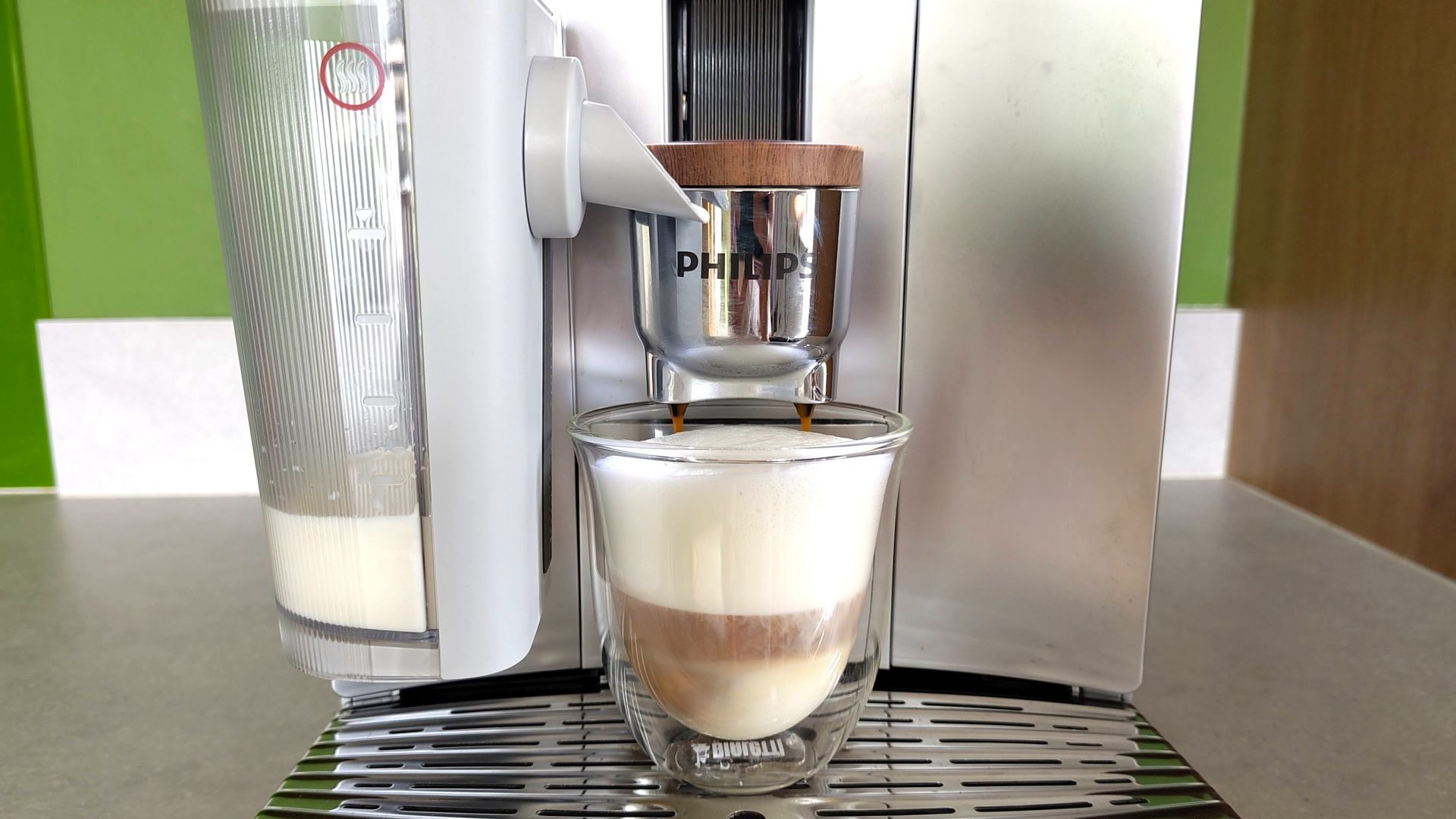 Обзор Philips Café Aromis 8000 Series - умная кофемашина, которая готовит идеальный макиато картинка Кофемашина Philips Café Aromis 8000: обзор | DGL.RU