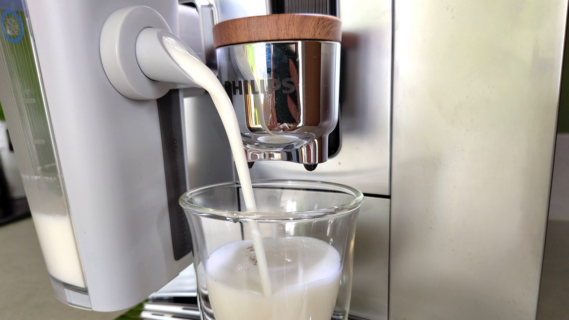 Обзор Philips Café Aromis 8000 Series - умная кофемашина, которая готовит идеальный макиато картинка Кофемашина Philips Café Aromis 8000: обзор | DGL.RU