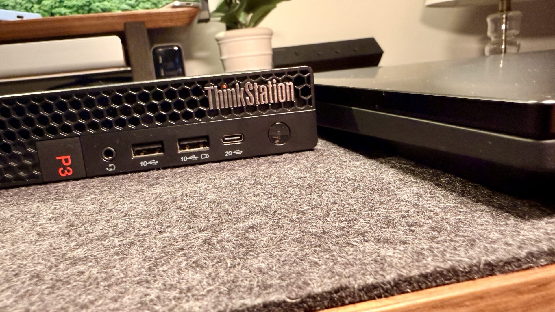Обзор Lenovo ThinkStation P3 Tiny Gen 2: профессиональная мощность в кармане картинка Мини-ПК Lenovo ThinkStation P3 Tiny Gen 2: тест | DGL.RU