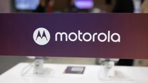 Motorola получила патент на смарт-часы, которые раскладываются в экран смартфона
