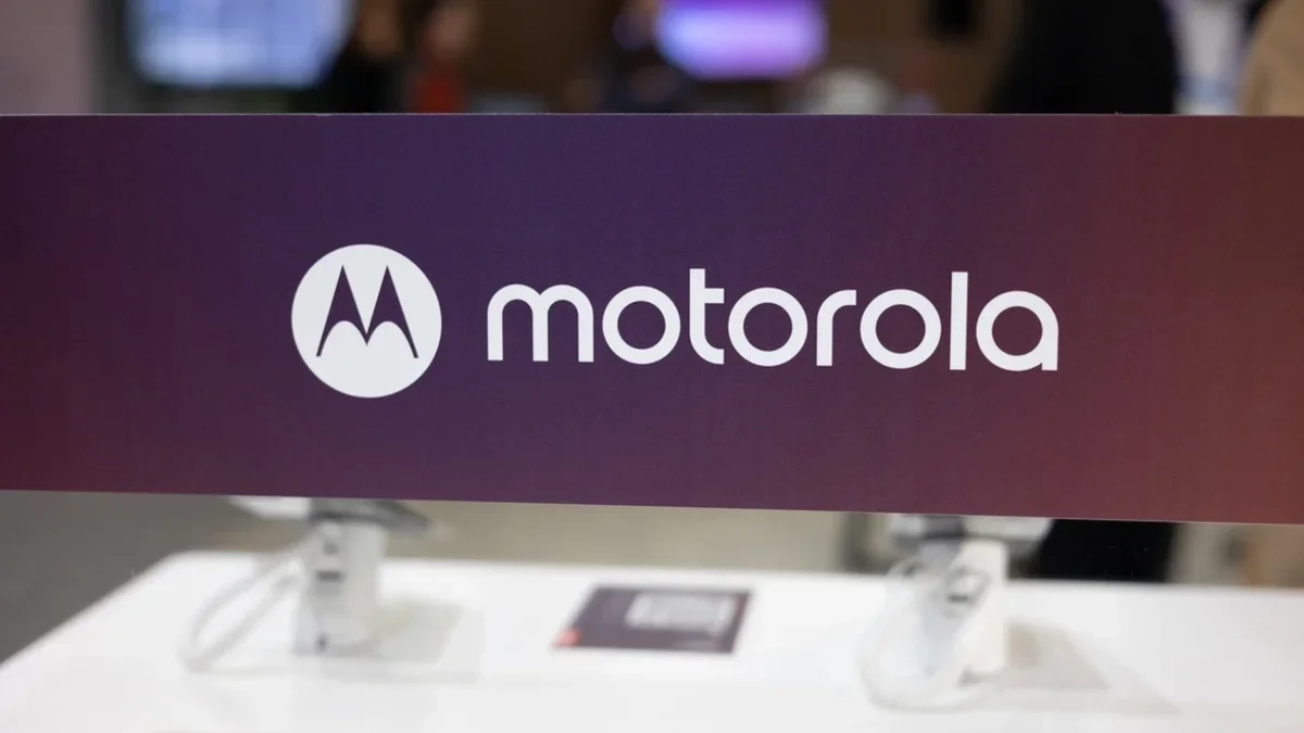 Motorola получила патент на смарт-часы, которые раскладываются в экран смартфона