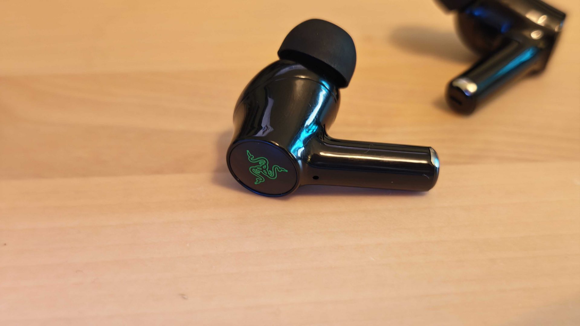 Обзор Razer Hammerhead V3 HyperSpeed - неплохой выбор для геймеров, но провал во всем остальном картинка Наушники Razer Hammerhead V3: звук и ANC | DGL.RU