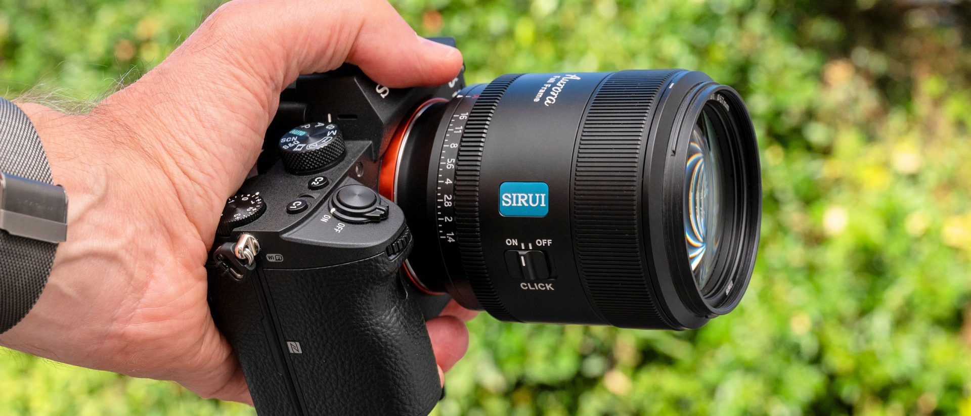 Обзор Sirui Aurora 85mm f/1.4: портретный объектив, который красив сам по себе