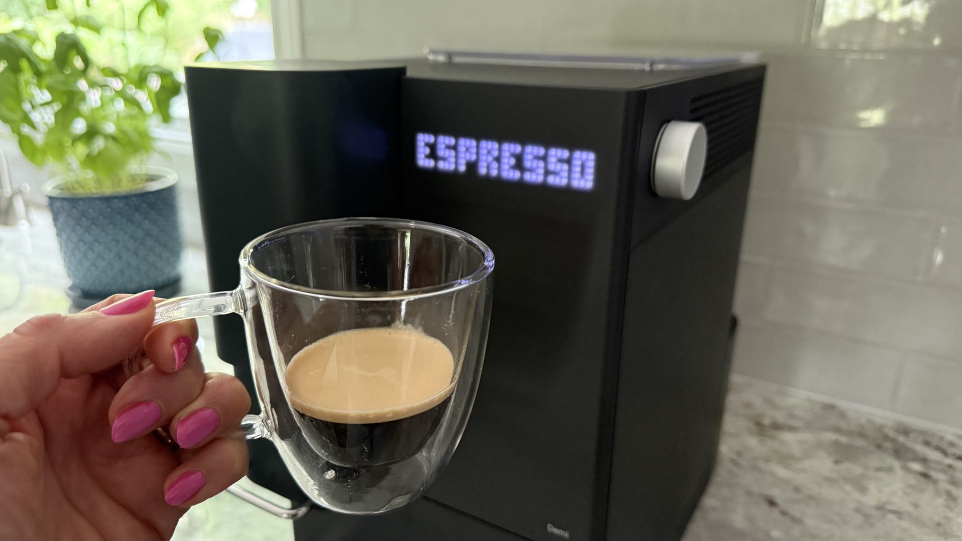 Обзор кофемашины Terra Kaffe Demi: компактность, простота и отличный черный кофе картинка Кофемашина Terra Kaffe Demi: плюсы и минусы | DGL.RU