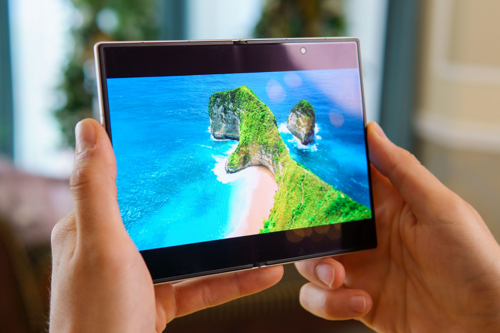 Обзор Samsung Galaxy Z Fold8: тонкий складной флагман нового формата картинка Обзор Samsung Galaxy Z Fold8: тонкий флагман | DGL.RU
