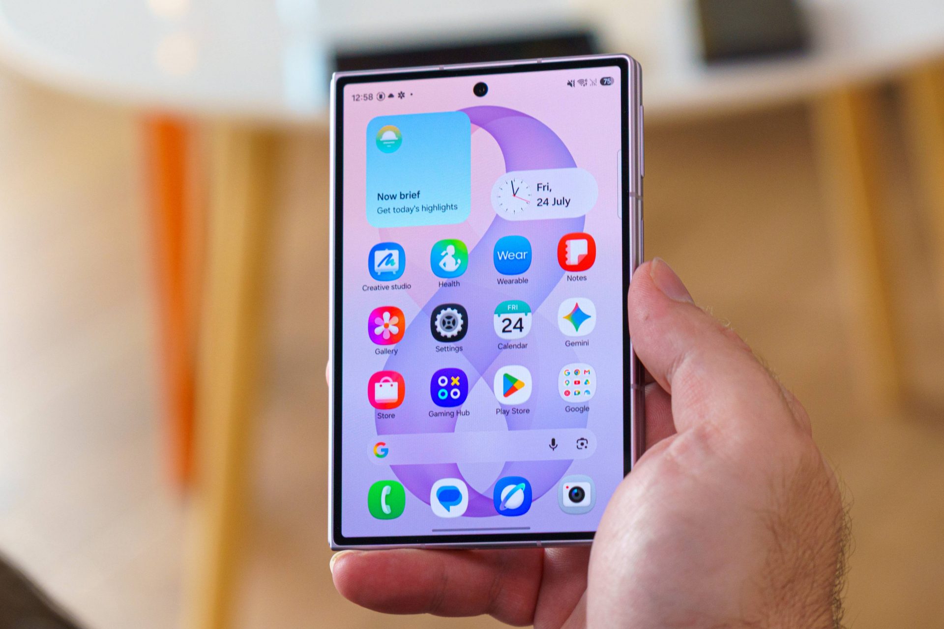 Обзор Samsung Galaxy Z Fold8: тонкий складной флагман нового формата картинка Обзор Samsung Galaxy Z Fold8: тонкий флагман | DGL.RU