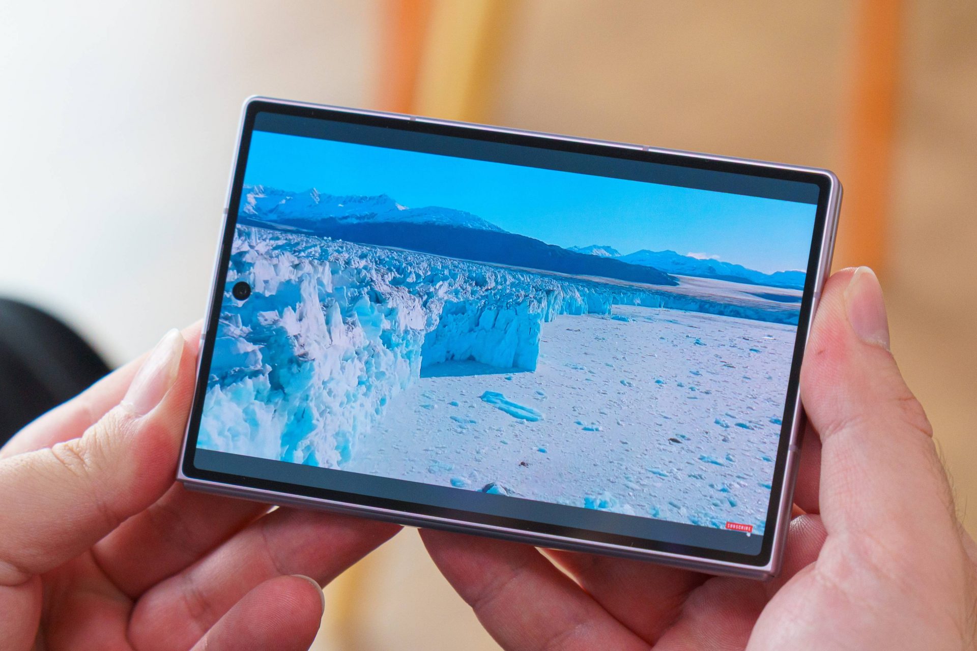 Обзор Samsung Galaxy Z Fold8: тонкий складной флагман нового формата картинка Обзор Samsung Galaxy Z Fold8: тонкий флагман | DGL.RU