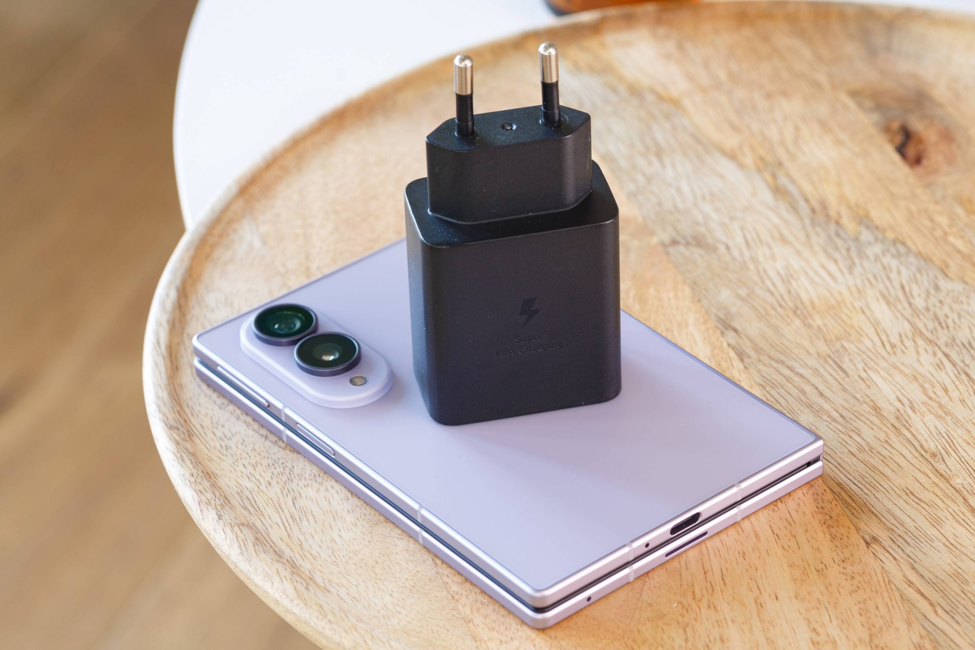 Обзор Samsung Galaxy Z Fold8: тонкий складной флагман нового формата картинка Обзор Samsung Galaxy Z Fold8: тонкий флагман | DGL.RU
