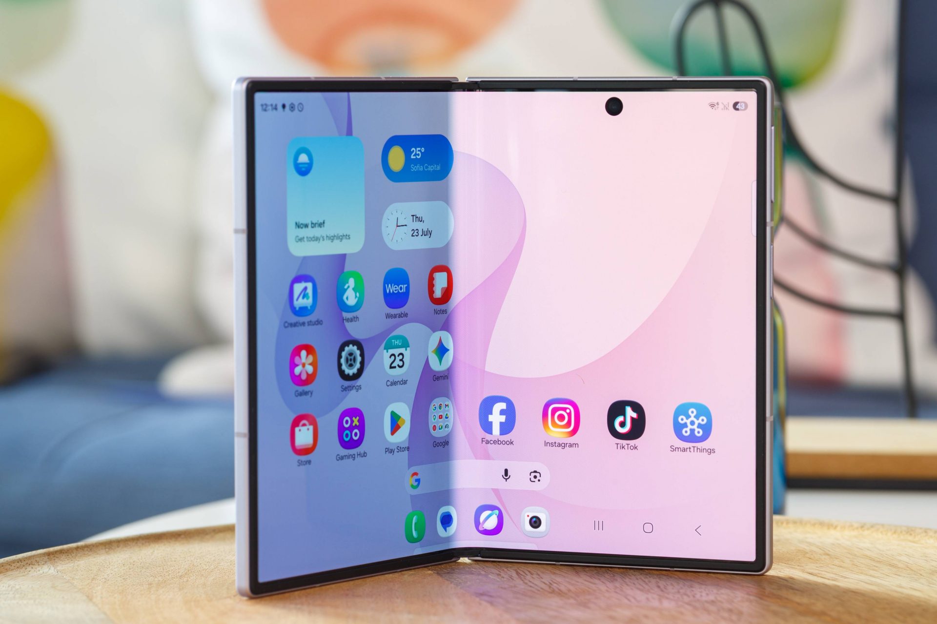 Обзор Samsung Galaxy Z Fold8: тонкий складной флагман нового формата картинка Обзор Samsung Galaxy Z Fold8: тонкий флагман | DGL.RU