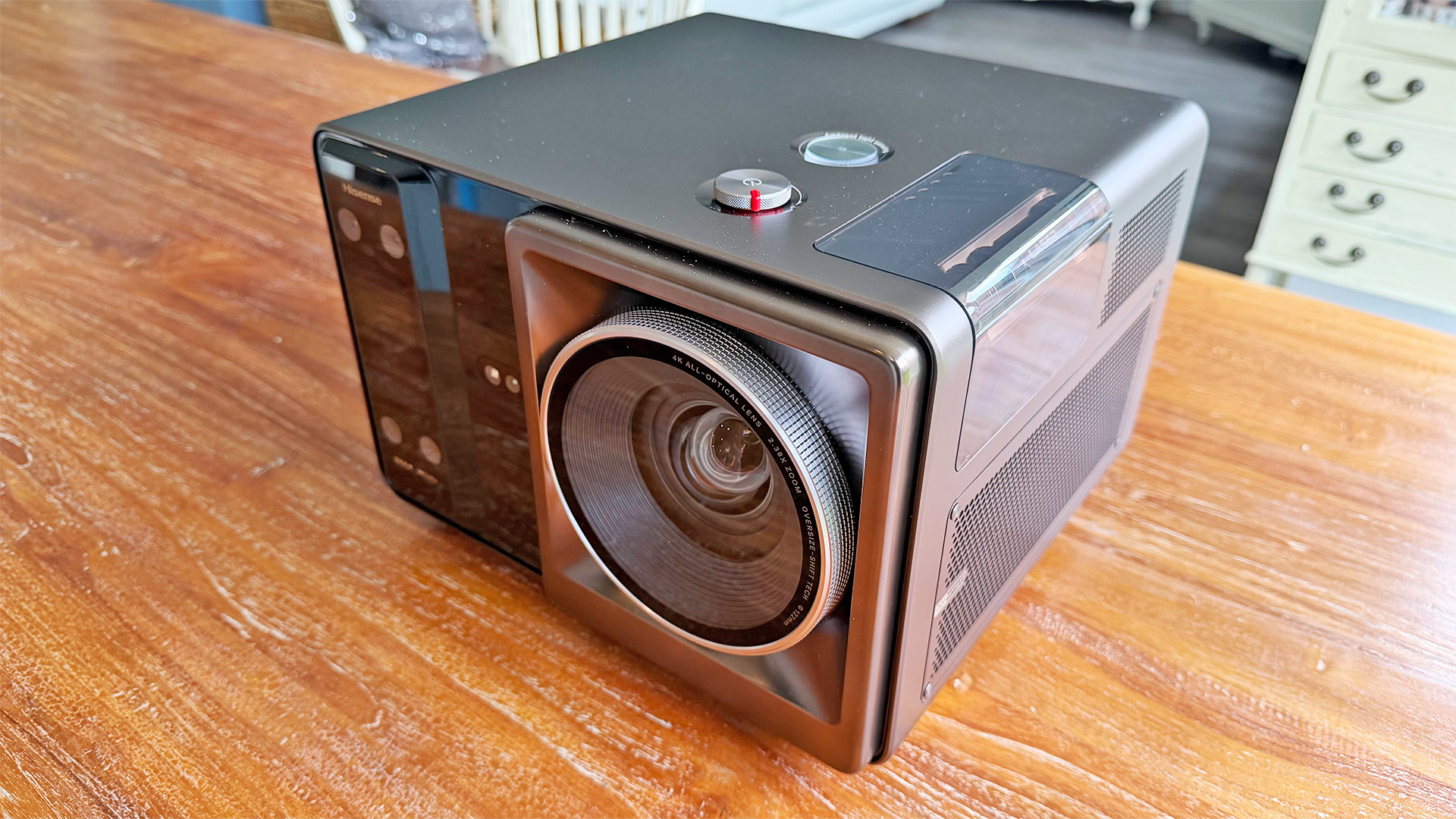 Обзор Hisense XR10 - протестировала эту невероятную новинку и не хочу ее отдавать картинка Проектор Hisense XR10: стоит ли брать флагман | DGL.RU