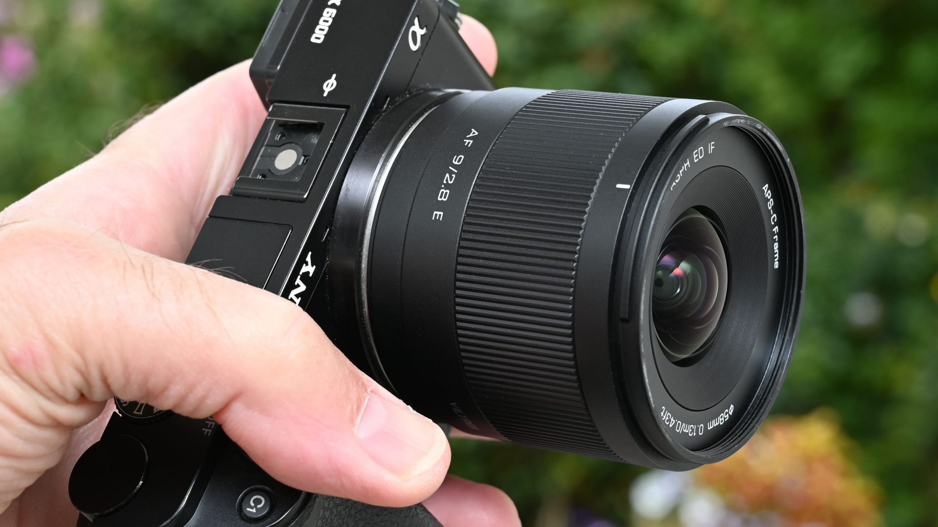 Лучшие широкоугольные объективы Sony в 2026 году: новый взгляд на фотографию и расширение горизонтов картинка Широкоугольные объективы Sony: модели 2026 | DGL.RU