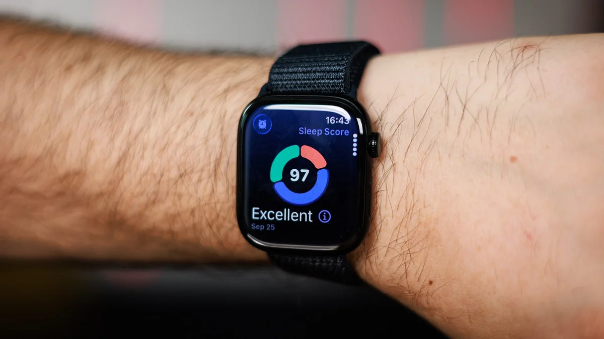 Apple по-прежнему лидирует на рынке умных часов, но в ключевом сегменте носимых устройств появляется новый конкурент
