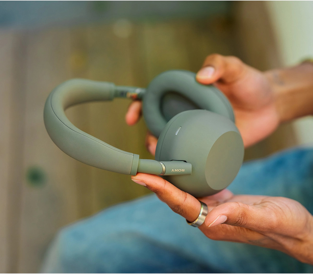 Наушники Sony WH-1000XM6 в цвете Olive Gray | DGL.RU