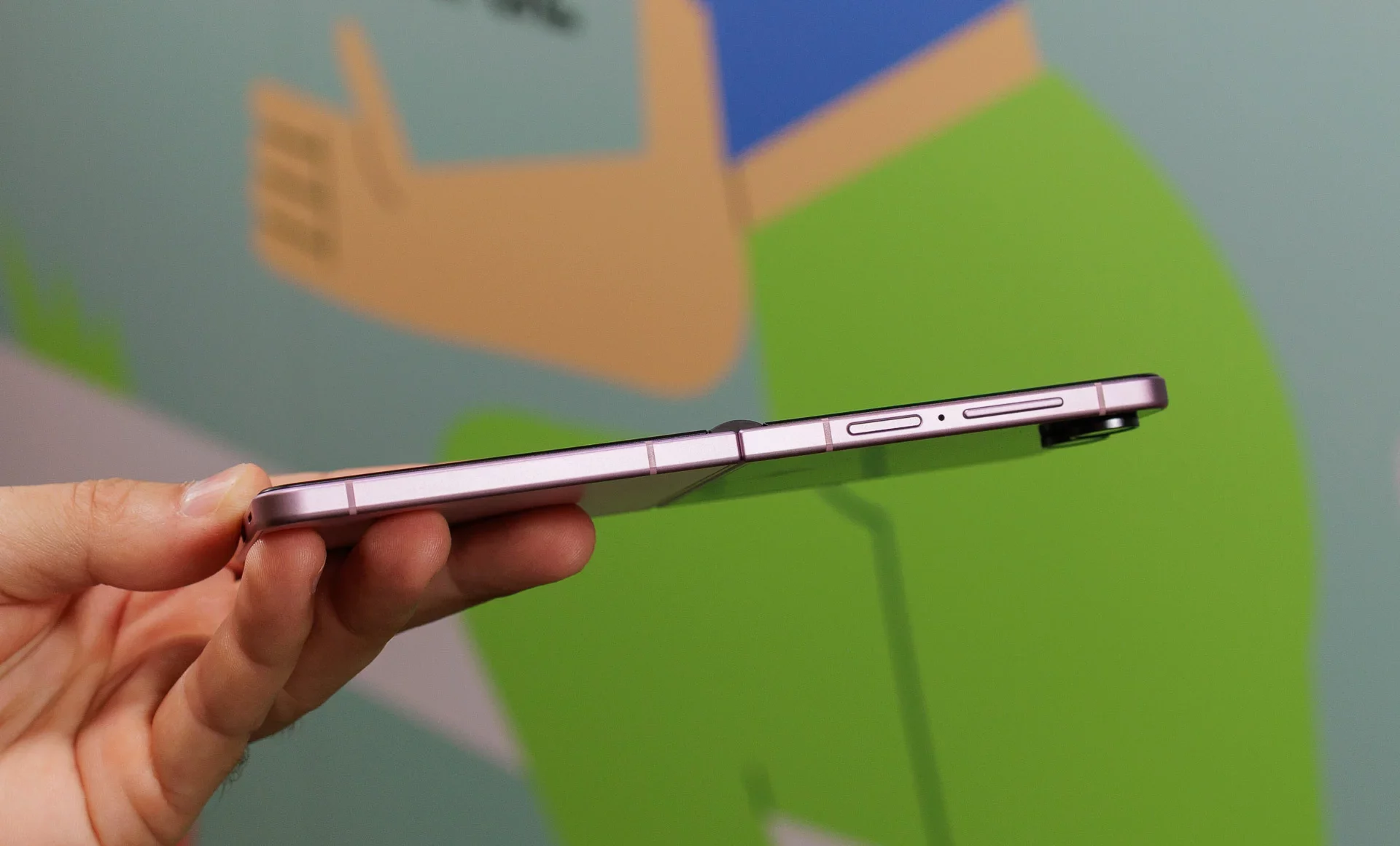 Спрос на Samsung Galaxy Z Flip 8 оказался значительно ниже моделей серии Z Fold 8 картинка Смартфон Samsung Galaxy Z Flip 8 уступил серии Fold | DGL.RU