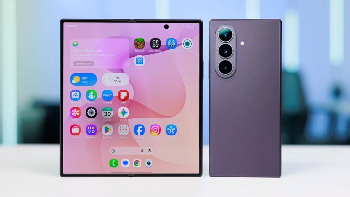 Сравнение экранов Samsung Galaxy Z Fold 8 Ultra и Oppo Find N6 показало разницу в глубине складки