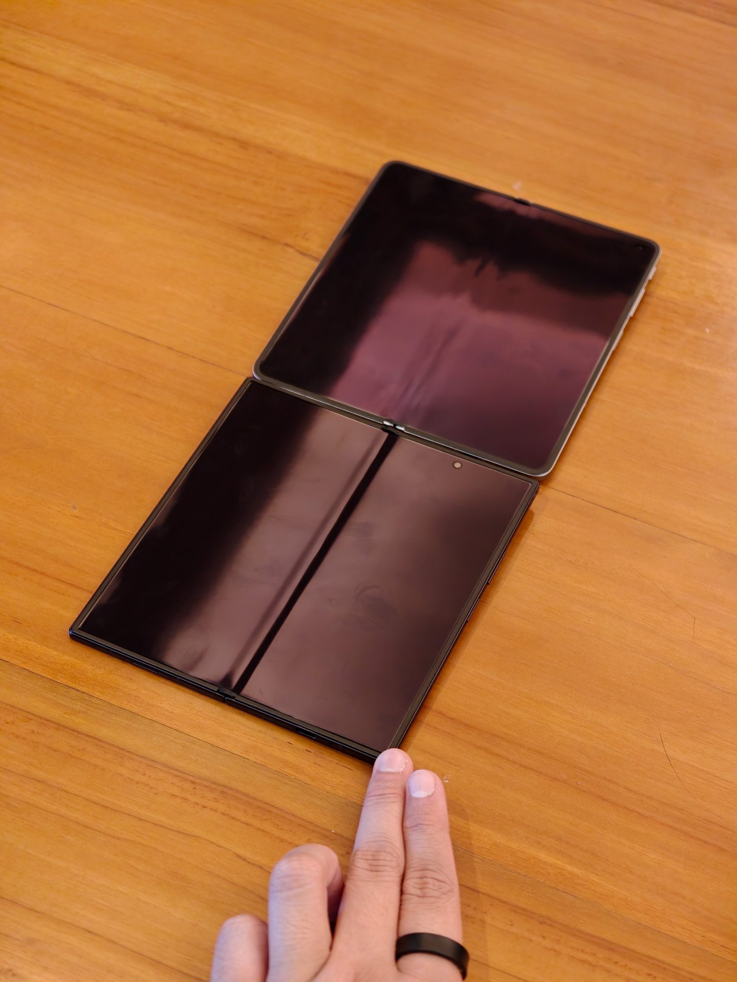 Сравнение экранов Samsung Galaxy Z Fold 8 Ultra и Oppo Find N6 показало разницу в глубине складки картинка Экран Samsung Galaxy Z Fold 8 Ultra и Oppo Find N6 | DGL.RU