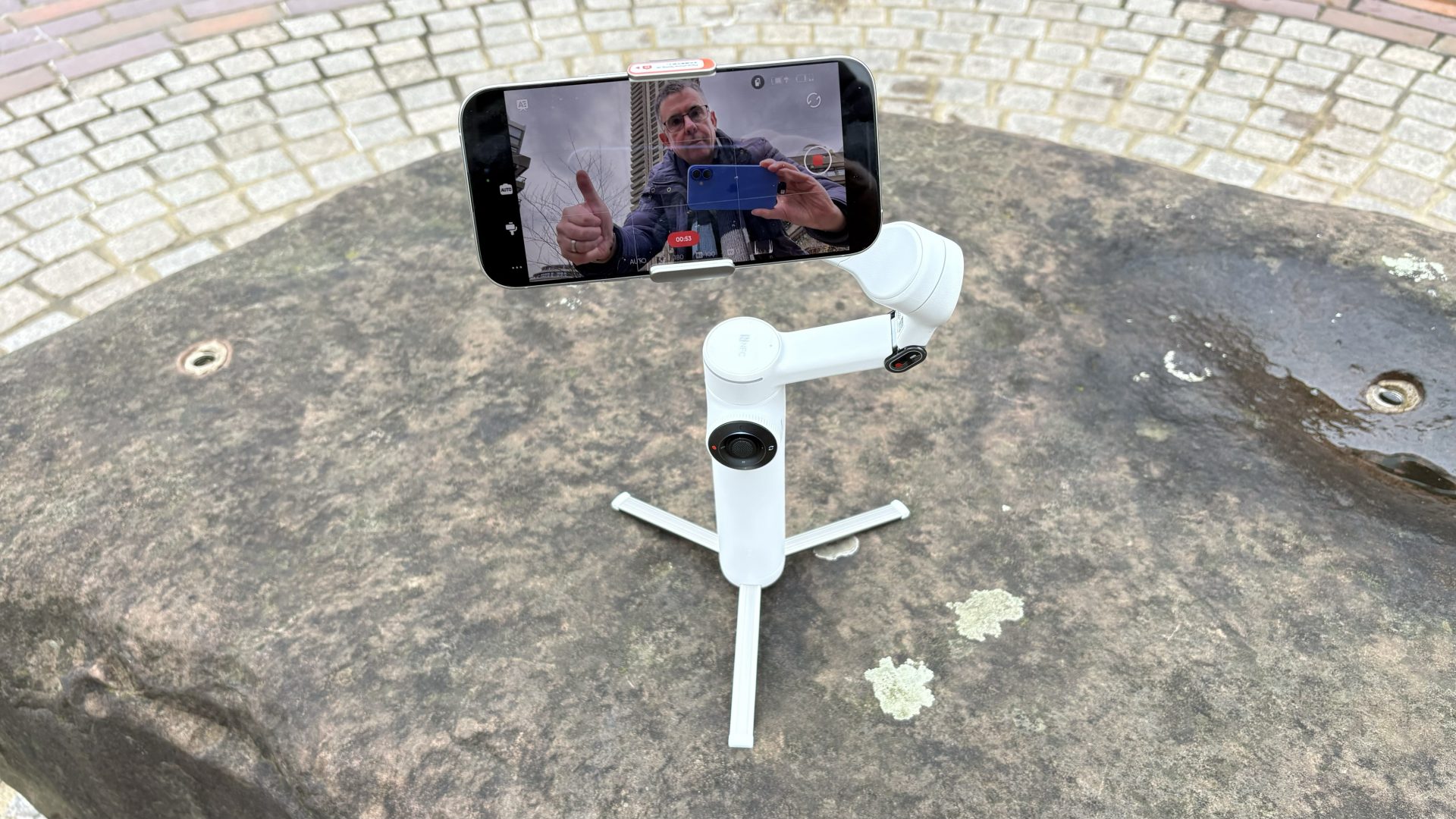 Лучшие стабилизаторы для телефонов в 2026 году: топовые модели от DJI, Insta360 и других брендов картинка Стабилизатор Hohem iSteady M7: топ моделей 2026 | DGL.RU