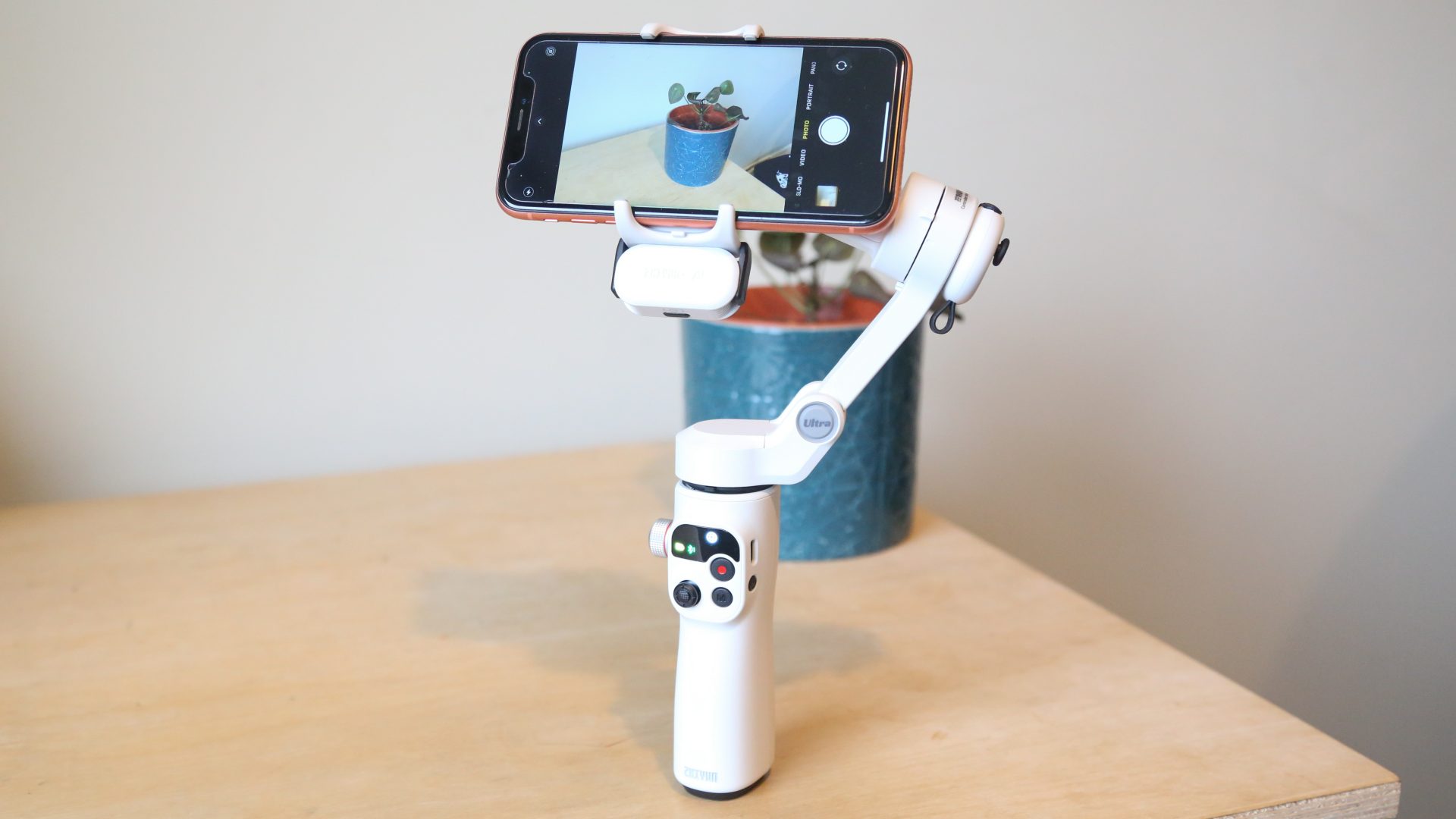 Лучшие стабилизаторы для телефонов в 2026 году: топовые модели от DJI, Insta360 и других брендов картинка Стабилизатор Hohem iSteady M7: топ моделей 2026 | DGL.RU