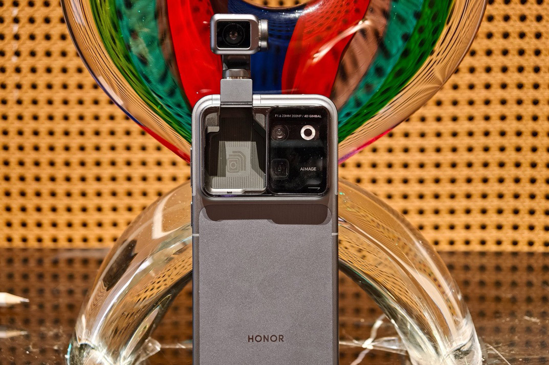 В Китае начались открытые продажи смартфона Honor Robot Phone с поворотной камерой