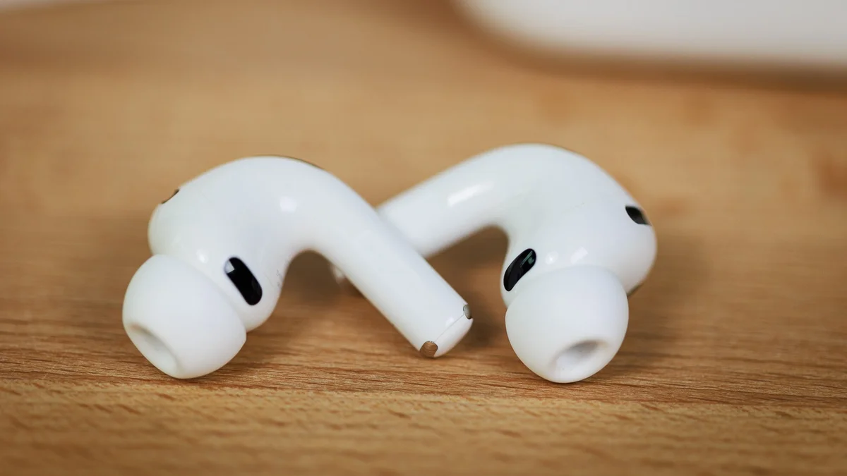В сборке macOS Tahoe нашли упоминание наушников AirPods с камерами