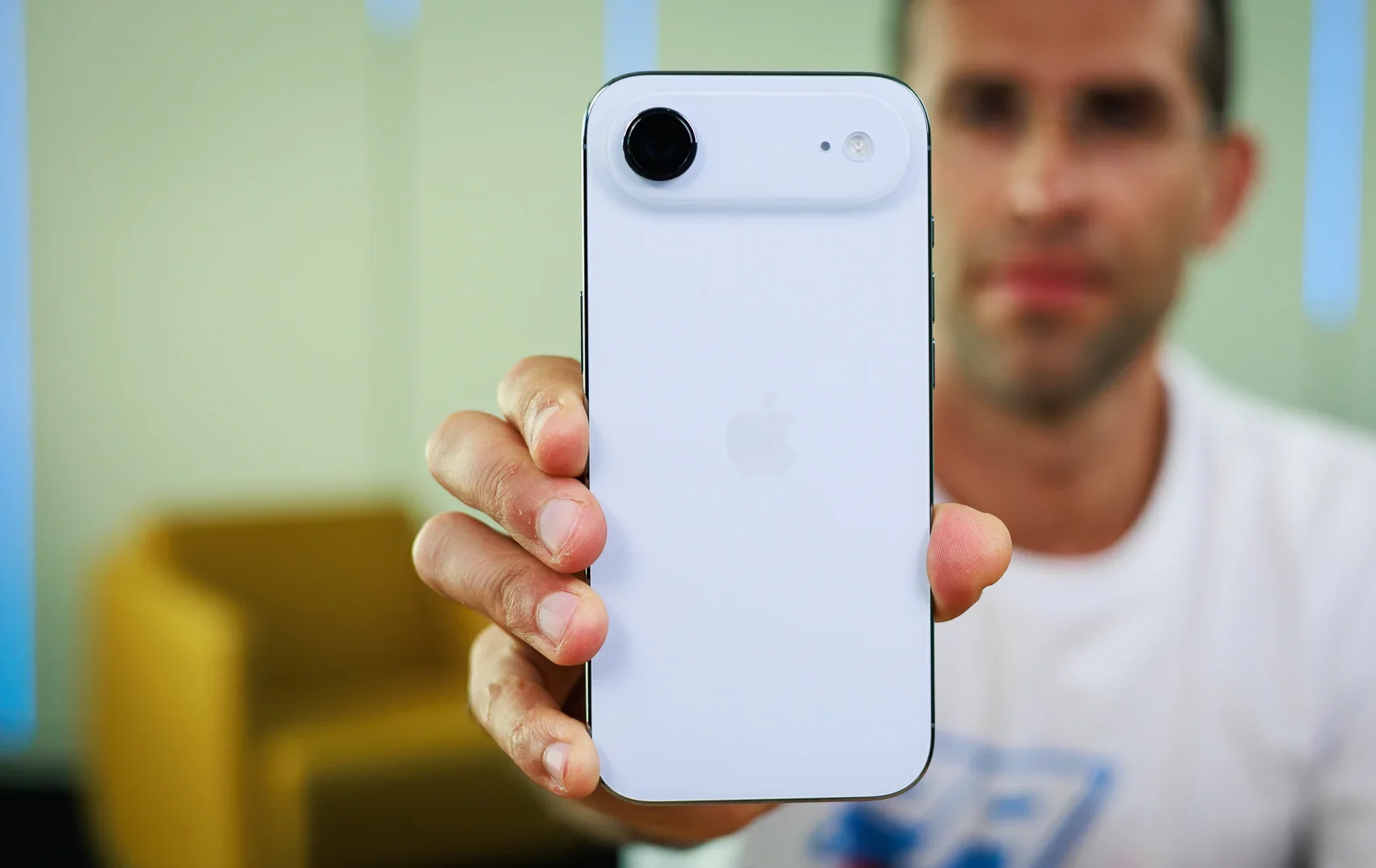 Apple повысила цены на старые модели iPhone на фоне рекордной выручки линейки iPhone 17 картинка Apple подняла цены на старые смартфоны iPhone | DGL.RU
