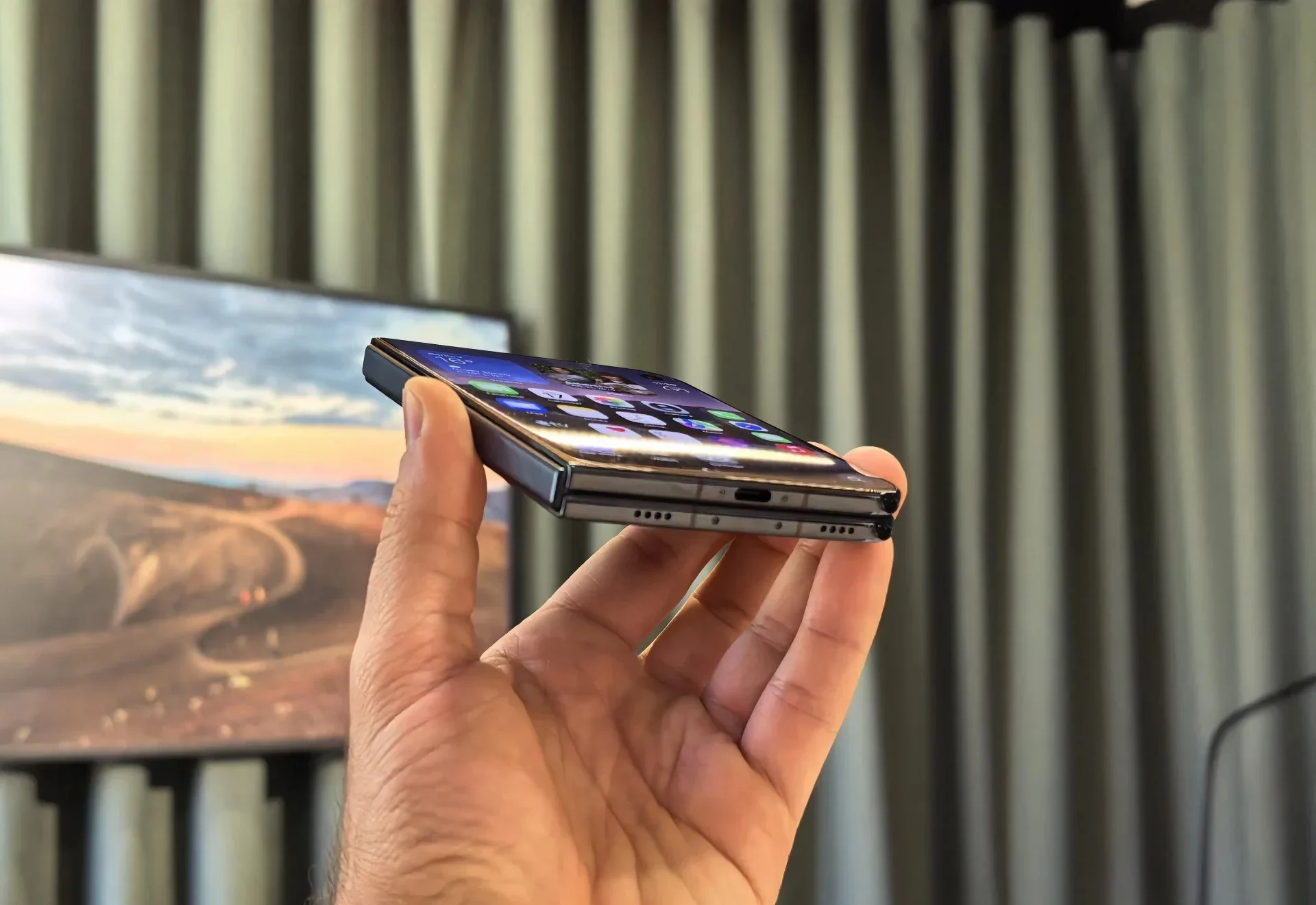 Apple заявила, что скрыла складку экрана в складном iPhone Duo картинка Нанотекстура Apple скроет складку в iPhone Duo | DGL.RU