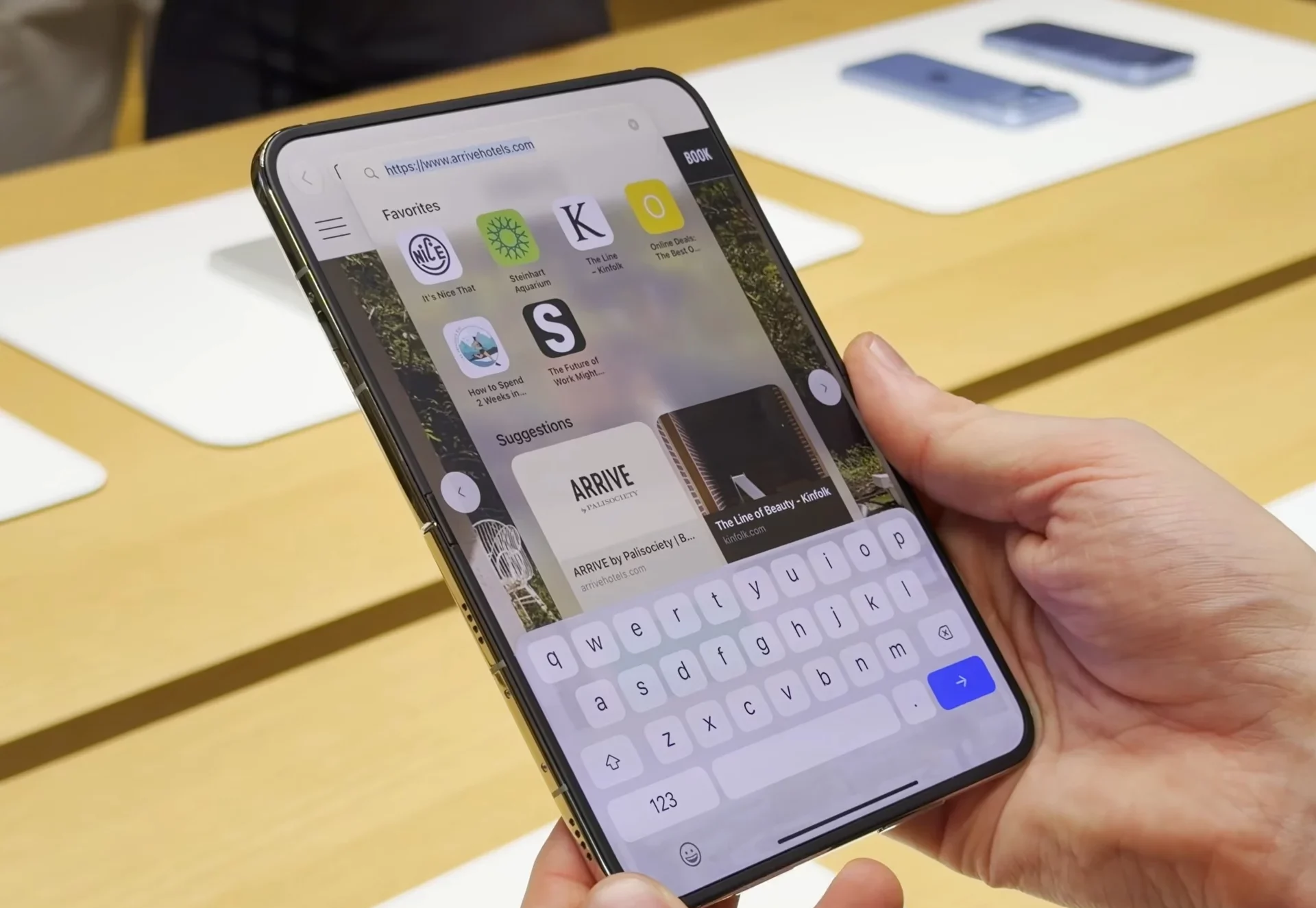 Apple заявила, что скрыла складку экрана в складном iPhone Duo картинка Нанотекстура Apple скроет складку в iPhone Duo | DGL.RU