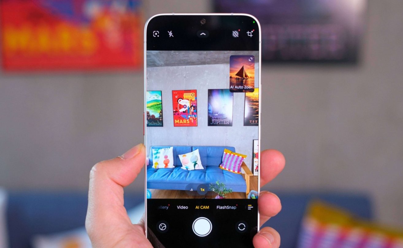 еще один взгляд на концептуальный телефон Camon Slim без рамки от Tecno