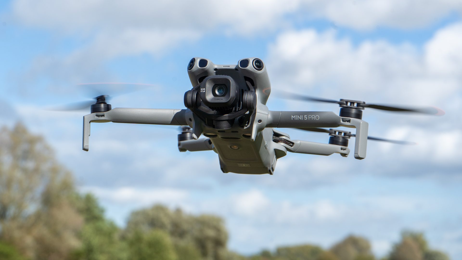 Лучшие дроны для начинающих в 2026 году картинка Дроны DJI для новичков: лучшие модели 2026 года | DGL.RU