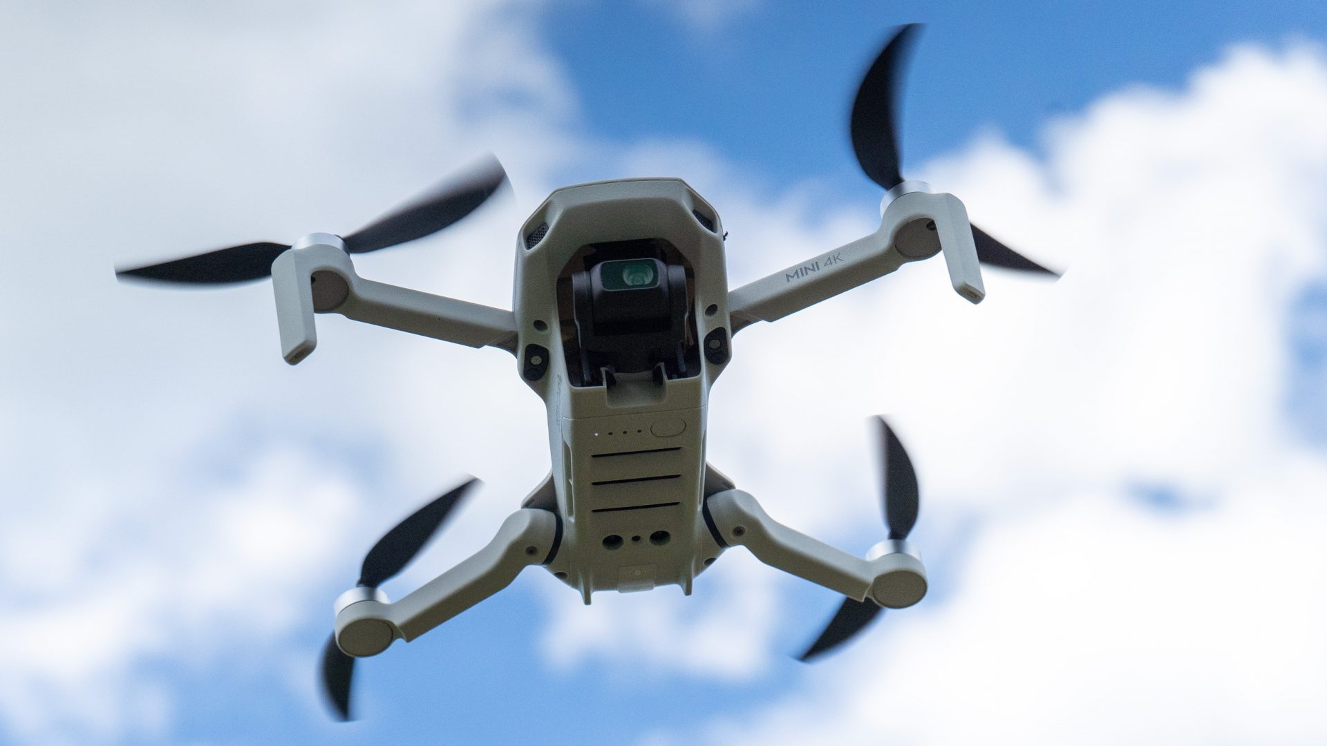 Лучшие дроны для начинающих в 2026 году картинка Дроны DJI для новичков: лучшие модели 2026 года | DGL.RU