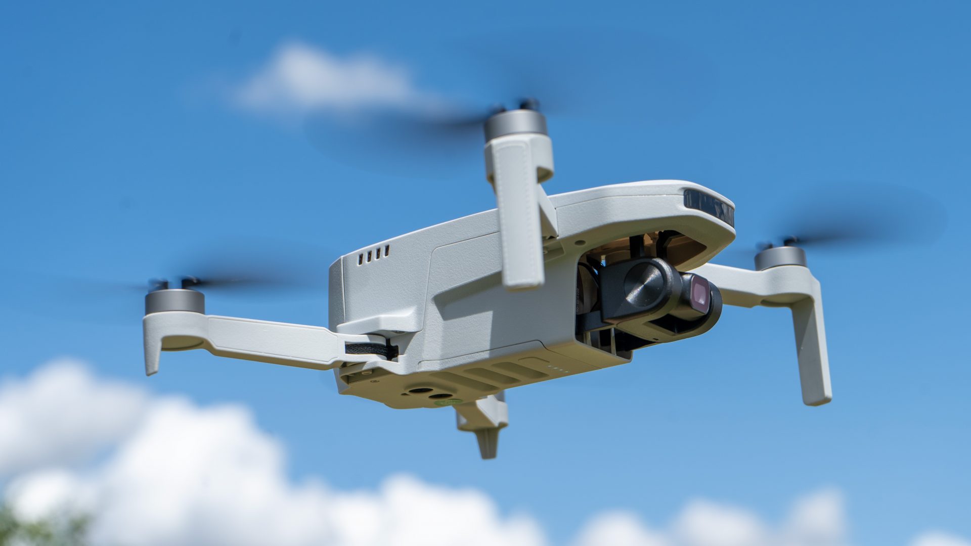 Лучшие дроны для начинающих в 2026 году картинка Дроны DJI для новичков: лучшие модели 2026 года | DGL.RU