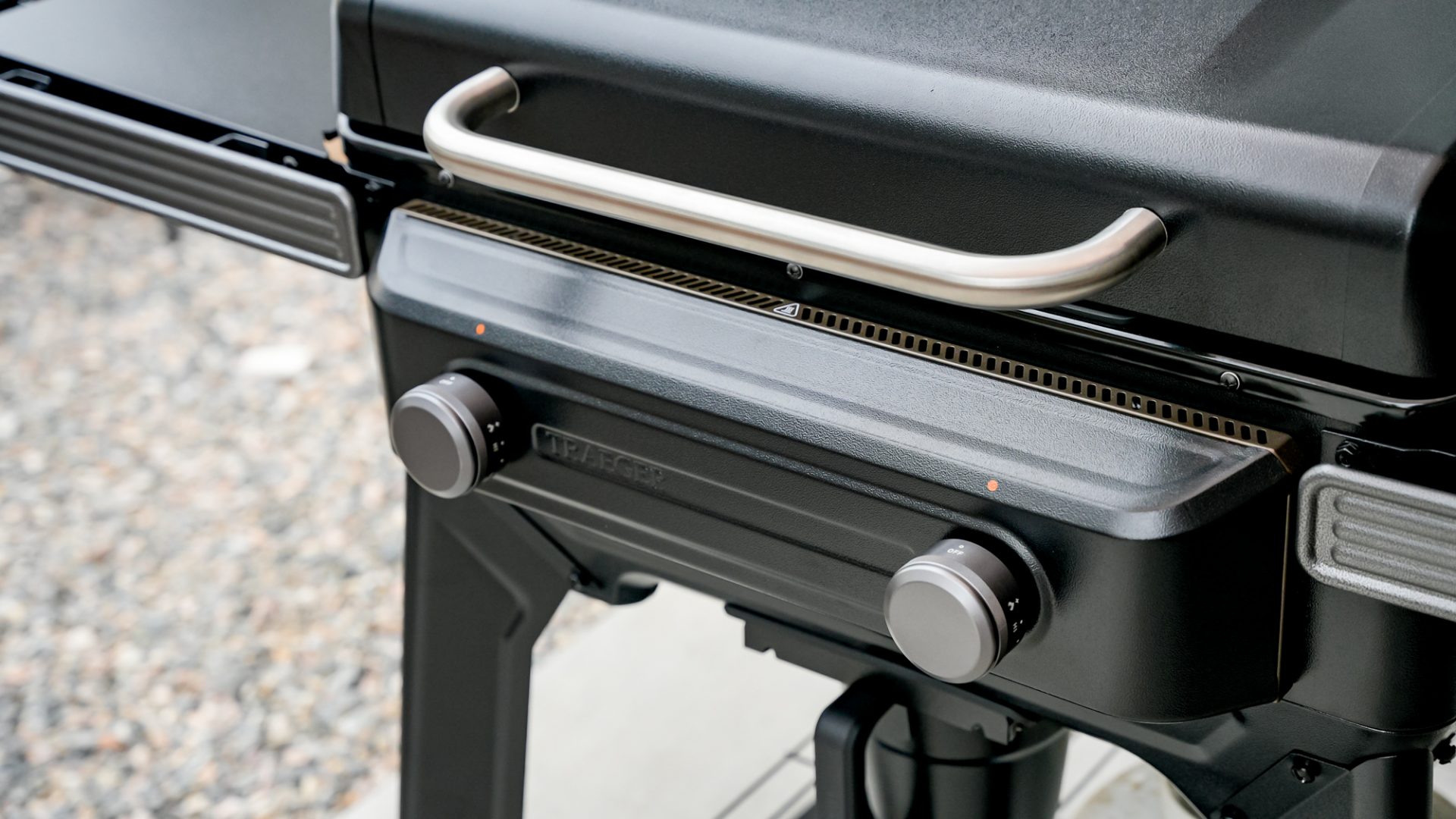 Двухзонный газовый гриль Traeger Flatrock: особенности конструкции и результаты тестов картинка Гриль Traeger Flatrock: конструкция и тесты | DGL.RU