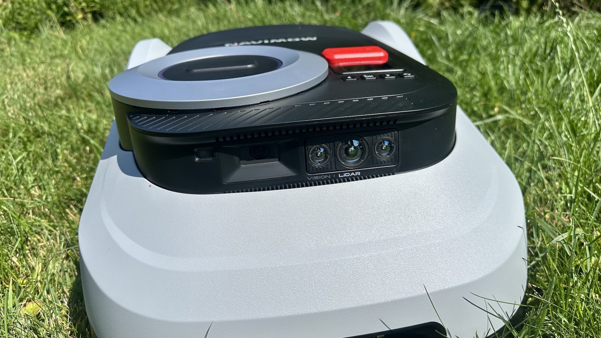 Обзор Segway Navimow i215 - хорошо подстригла мой газон картинка Газонокосилка Segway Navimow i215: цена и тест | DGL.RU
