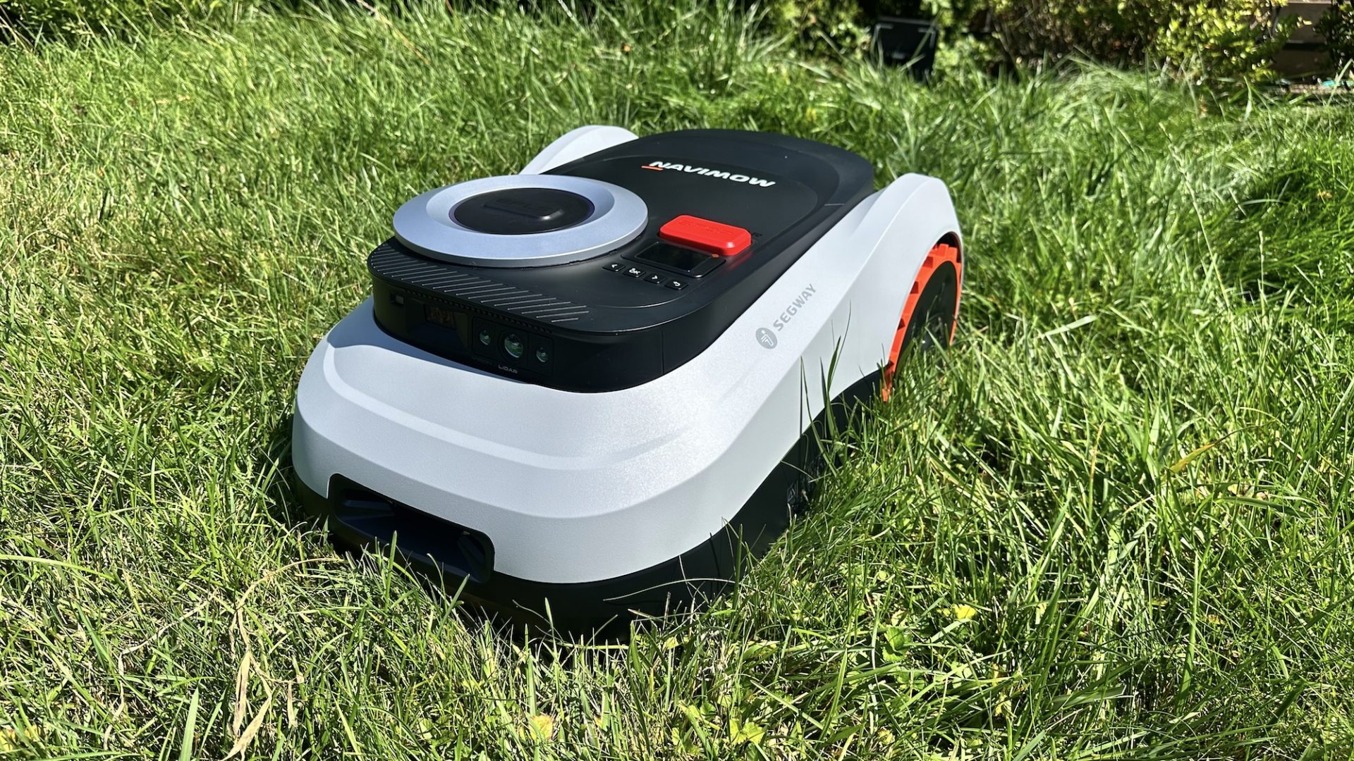 Обзор Segway Navimow i215 - хорошо подстригла мой газон картинка Газонокосилка Segway Navimow i215: цена и тест | DGL.RU