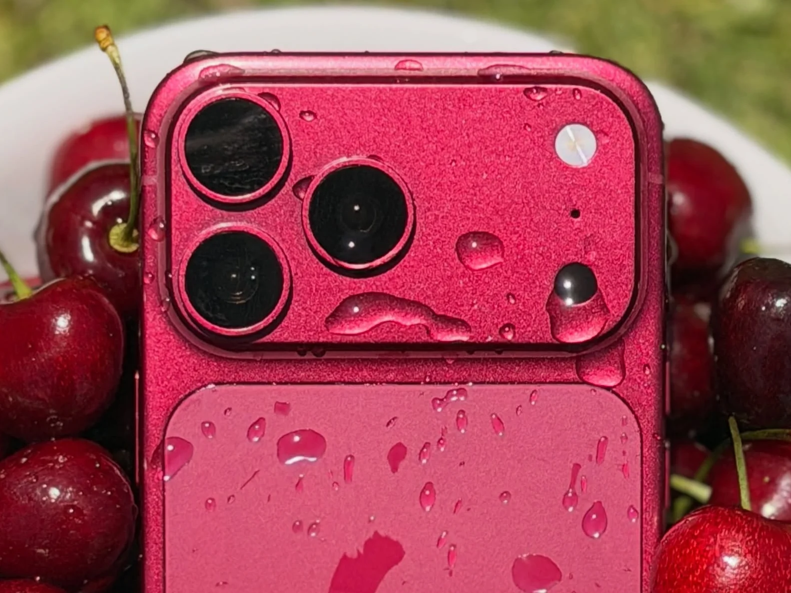Демонстрационный образец iPhone 18 Pro Max в цвете «темная вишня» просочился в сеть картинка Демонстрационный образец iPhone 18 Pro Max в цвете «темная вишня» просочился в сеть
