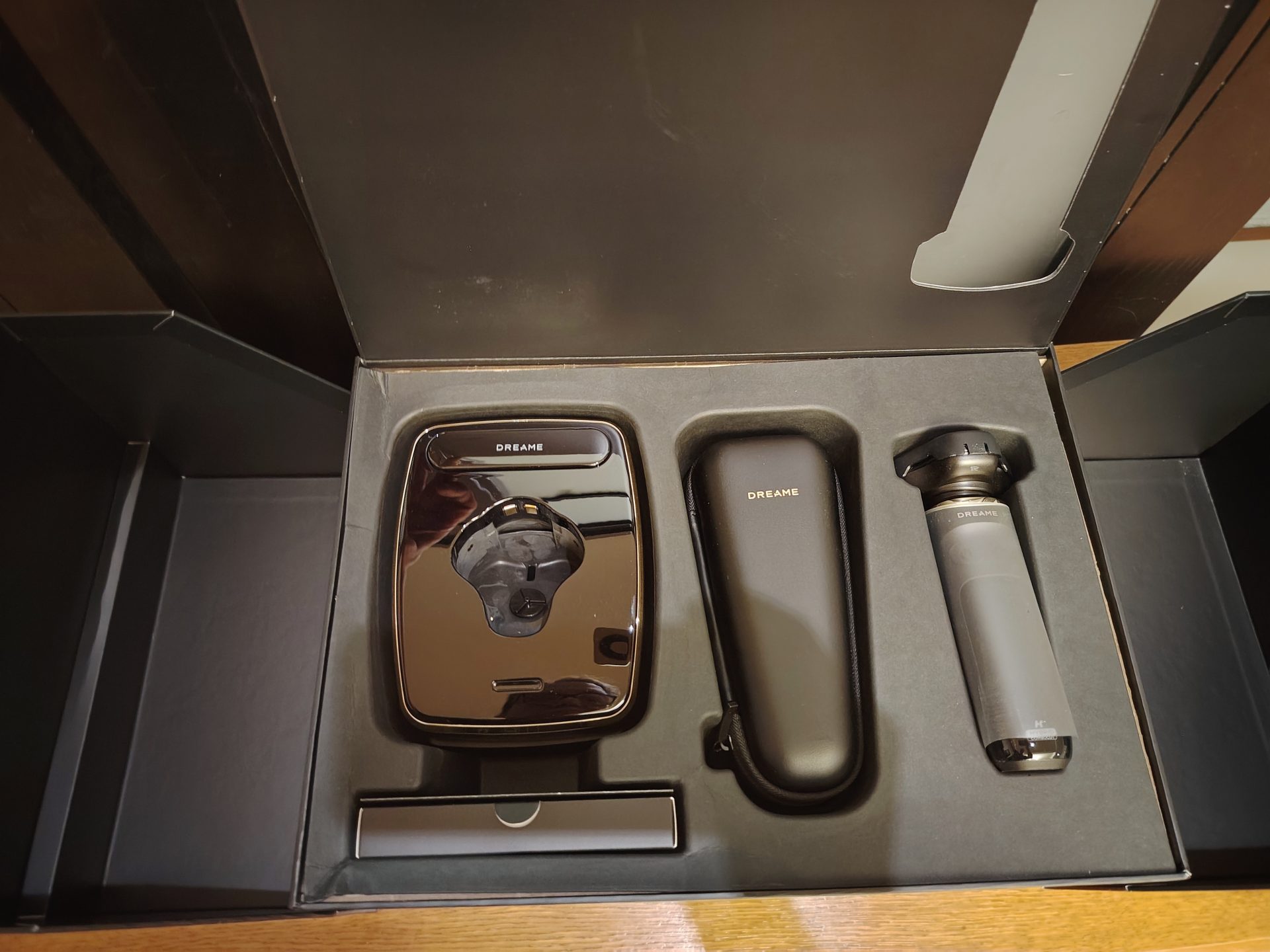 Обзор Dreame S9 Pro – AI-бритье с подстройкой под щетину, острота керамики и ни одного вырванного волоска картинка Электробритва Dreame S9 Pro: AI-бритьё | DGL.RU