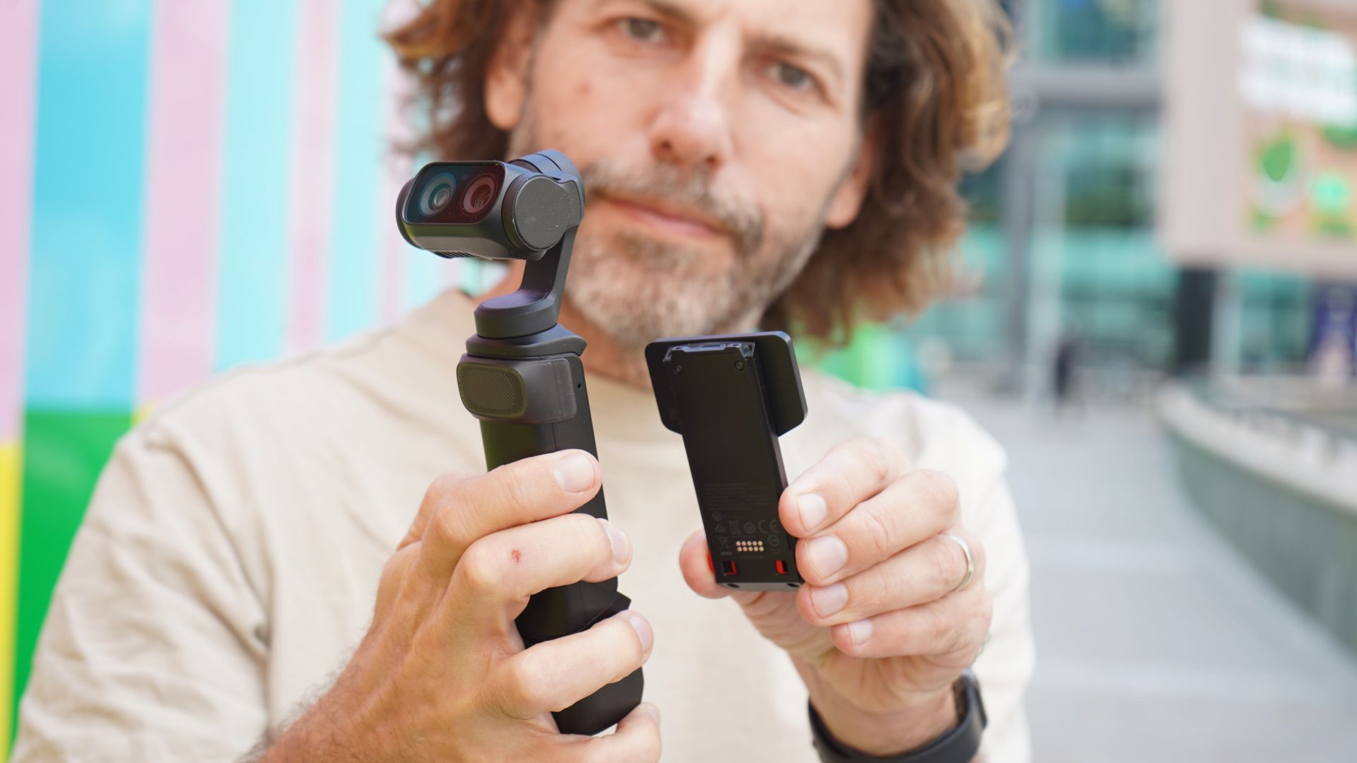 DJI Osmo Pocket 4P против Insta360 Luna Ultra – какая карманная камера с двумя объективами и подвесом лучше? картинка Камеры DJI Osmo Pocket 4P и Insta360 Luna Ultra | DGL.RU