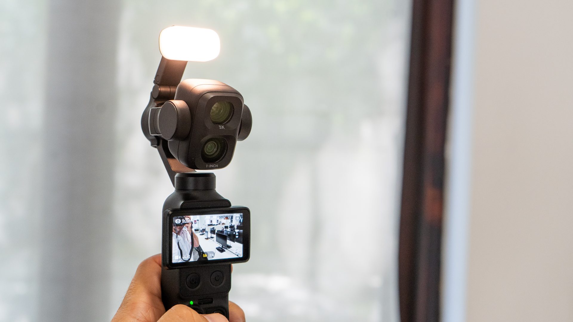 DJI Osmo Pocket 4P против Insta360 Luna Ultra – какая карманная камера с двумя объективами и подвесом лучше? картинка Камеры DJI Osmo Pocket 4P и Insta360 Luna Ultra | DGL.RU