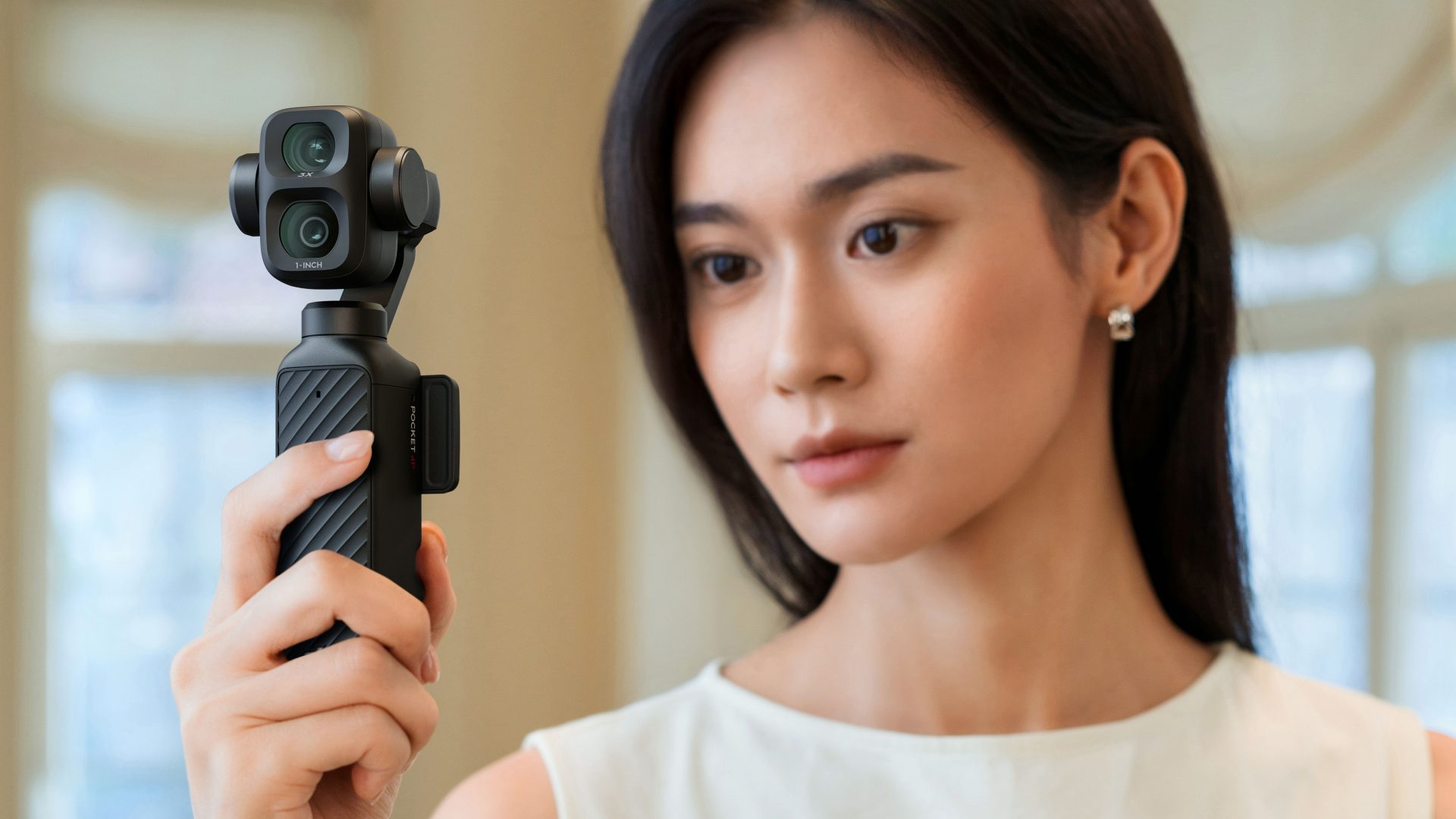 DJI Osmo Pocket 4P против Insta360 Luna Ultra – какая карманная камера с двумя объективами и подвесом лучше? картинка Камеры DJI Osmo Pocket 4P и Insta360 Luna Ultra | DGL.RU