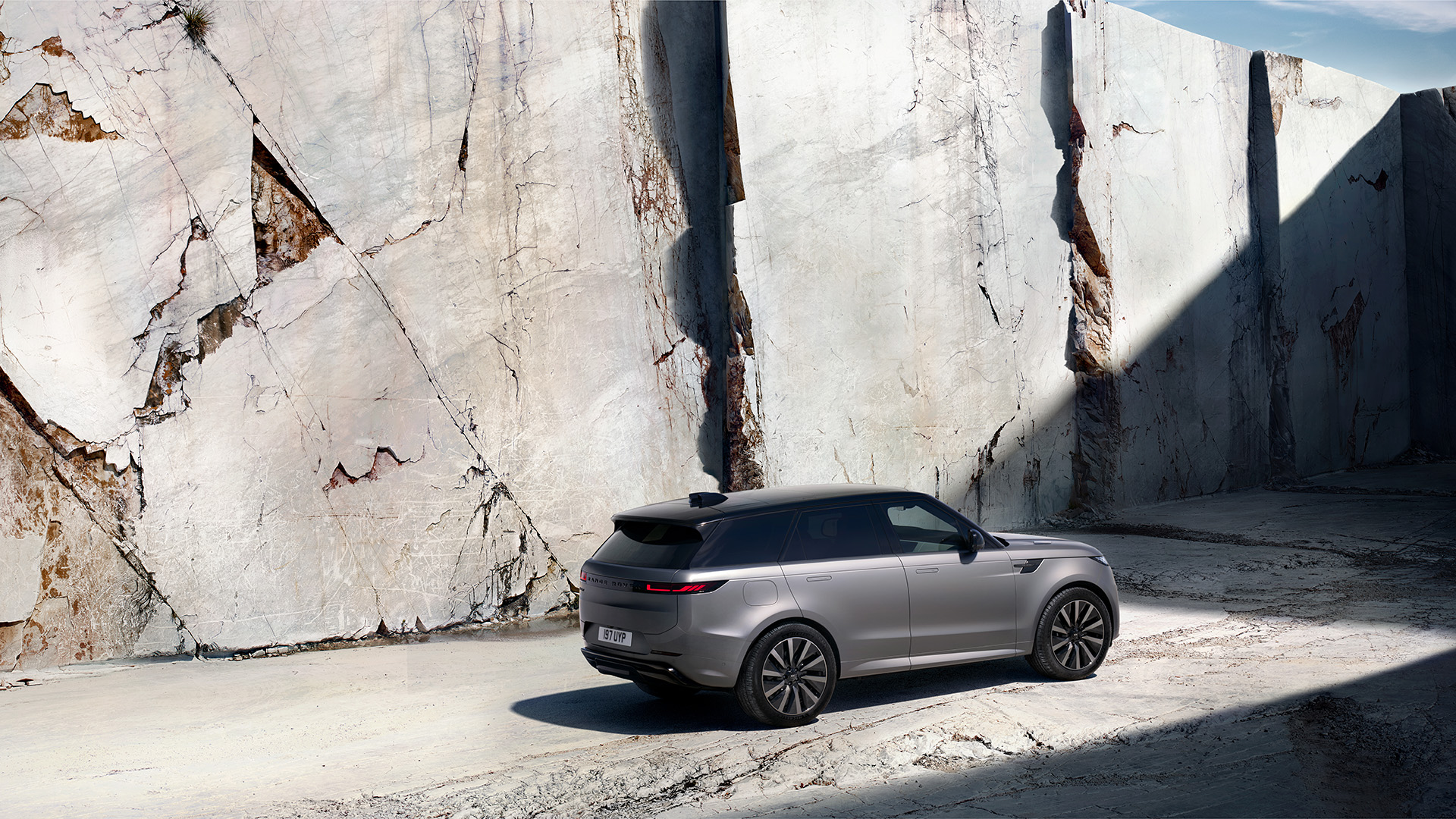 Компания Jaguar Land Rover представила электрический внедорожник Range Rover Sport Electric картинка Внедорожник Range Rover Sport Electric: детали | DGL.RU