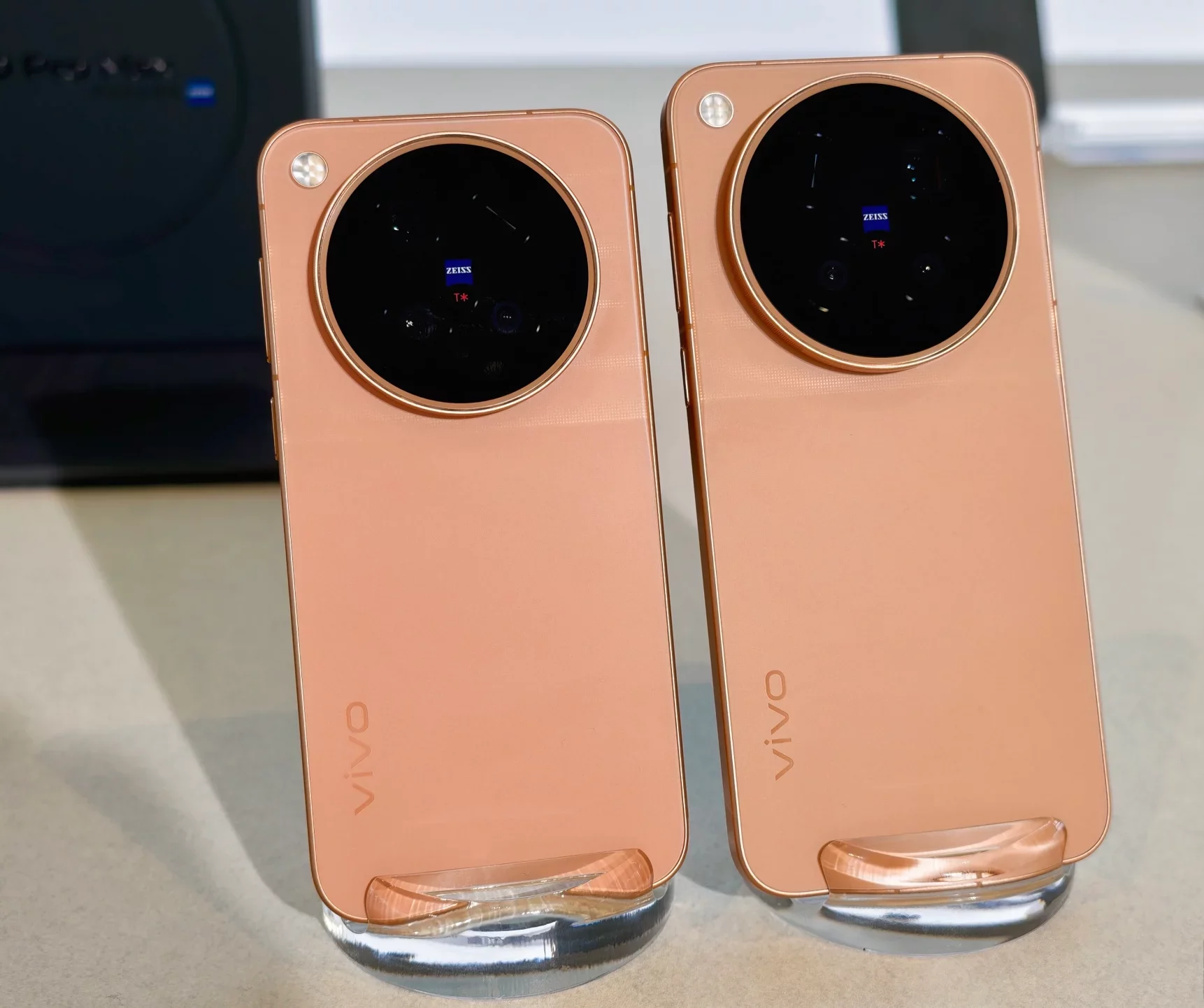 Линейка смартфонов Vivo X500: технические параметры, 2-нм чипы MediaTek и оптика Zeiss картинка Серия Vivo X500: экраны 144 Гц и оптика Zeiss | DGL.RU