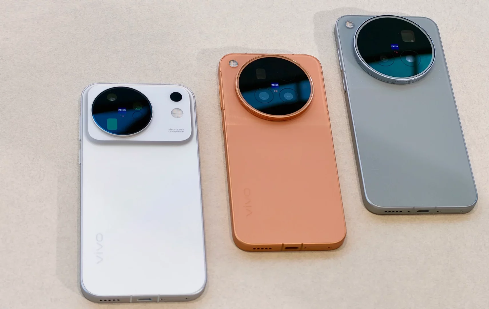 Линейка смартфонов Vivo X500: технические параметры, 2-нм чипы MediaTek и оптика Zeiss картинка Серия Vivo X500: экраны 144 Гц и оптика Zeiss | DGL.RU