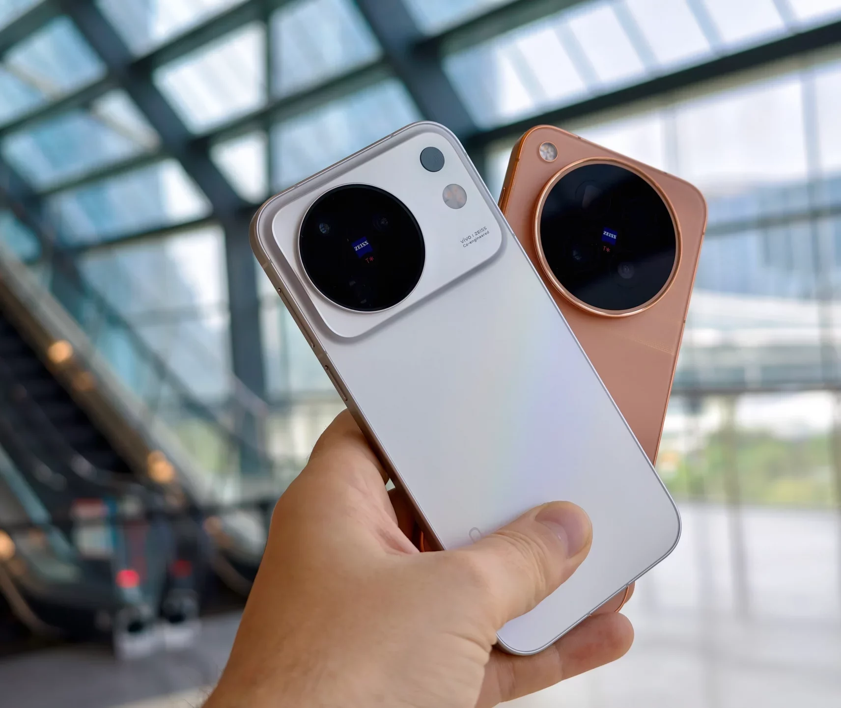 Линейка смартфонов Vivo X500: технические параметры, 2-нм чипы MediaTek и оптика Zeiss картинка Серия Vivo X500: экраны 144 Гц и оптика Zeiss | DGL.RU