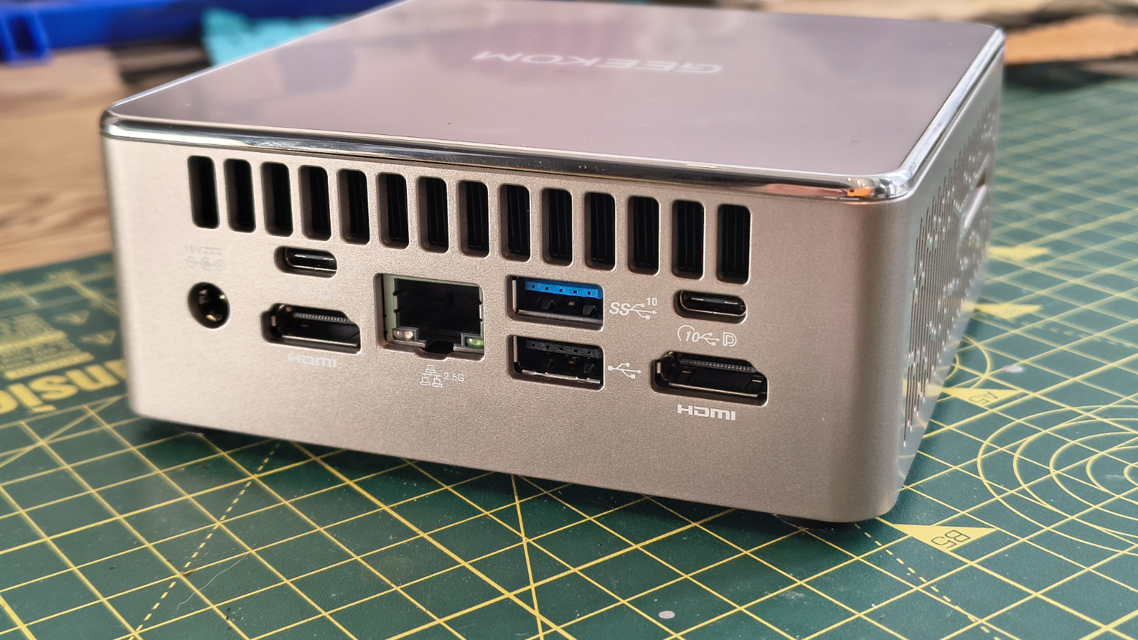 Обзор Geekom A5 2027 Edition: хорошее соотношение цены и качества картинка Мини-ПК Geekom A5 2027 Edition: обзор | DGL.RU