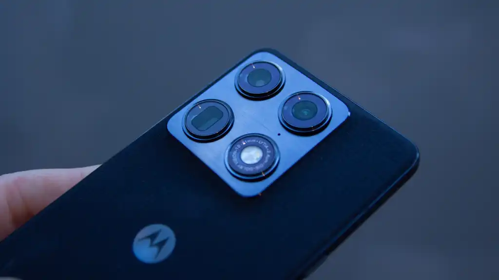 Motorola случайно раскрыла ультратонкий смартфон Signature 27 с перископической камерой