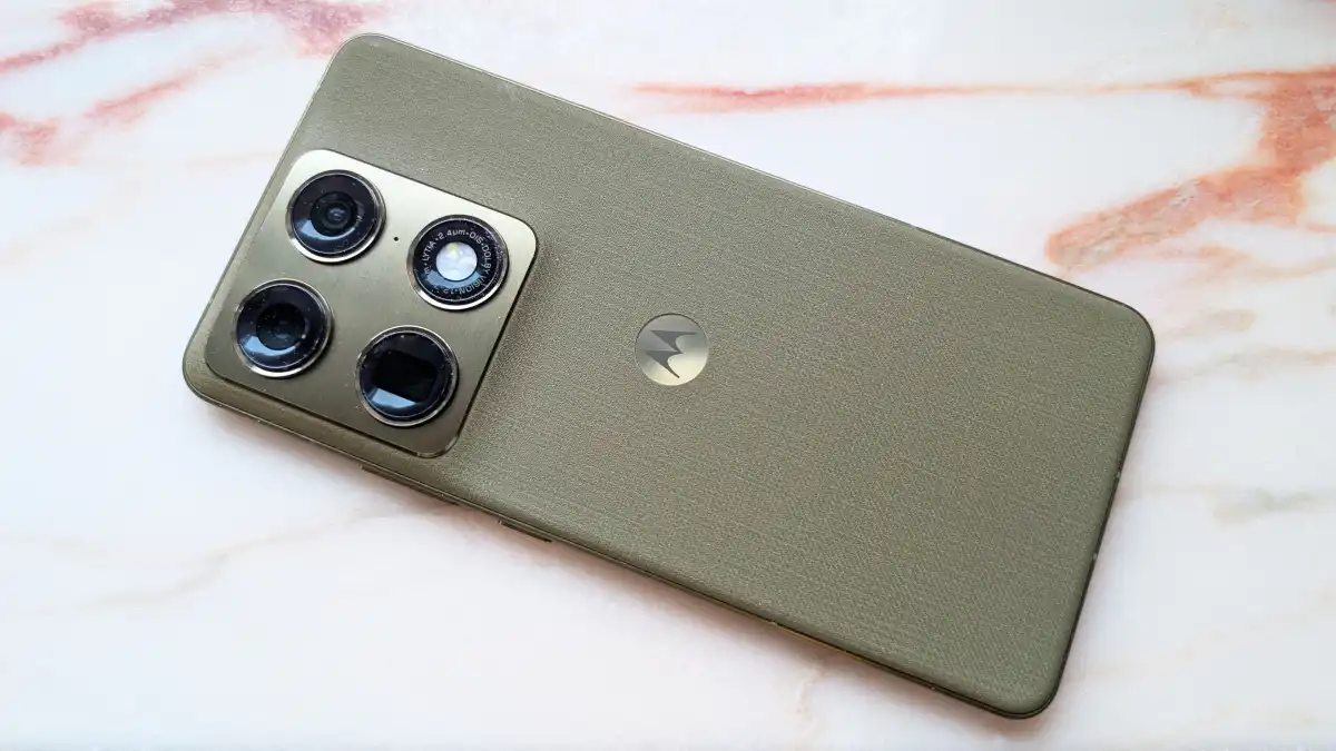 Motorola случайно раскрыла ультратонкий смартфон Signature 27 с перископической камерой картинка Смартфон Motorola Signature 27: перископ и 7 мм | DGL.RU