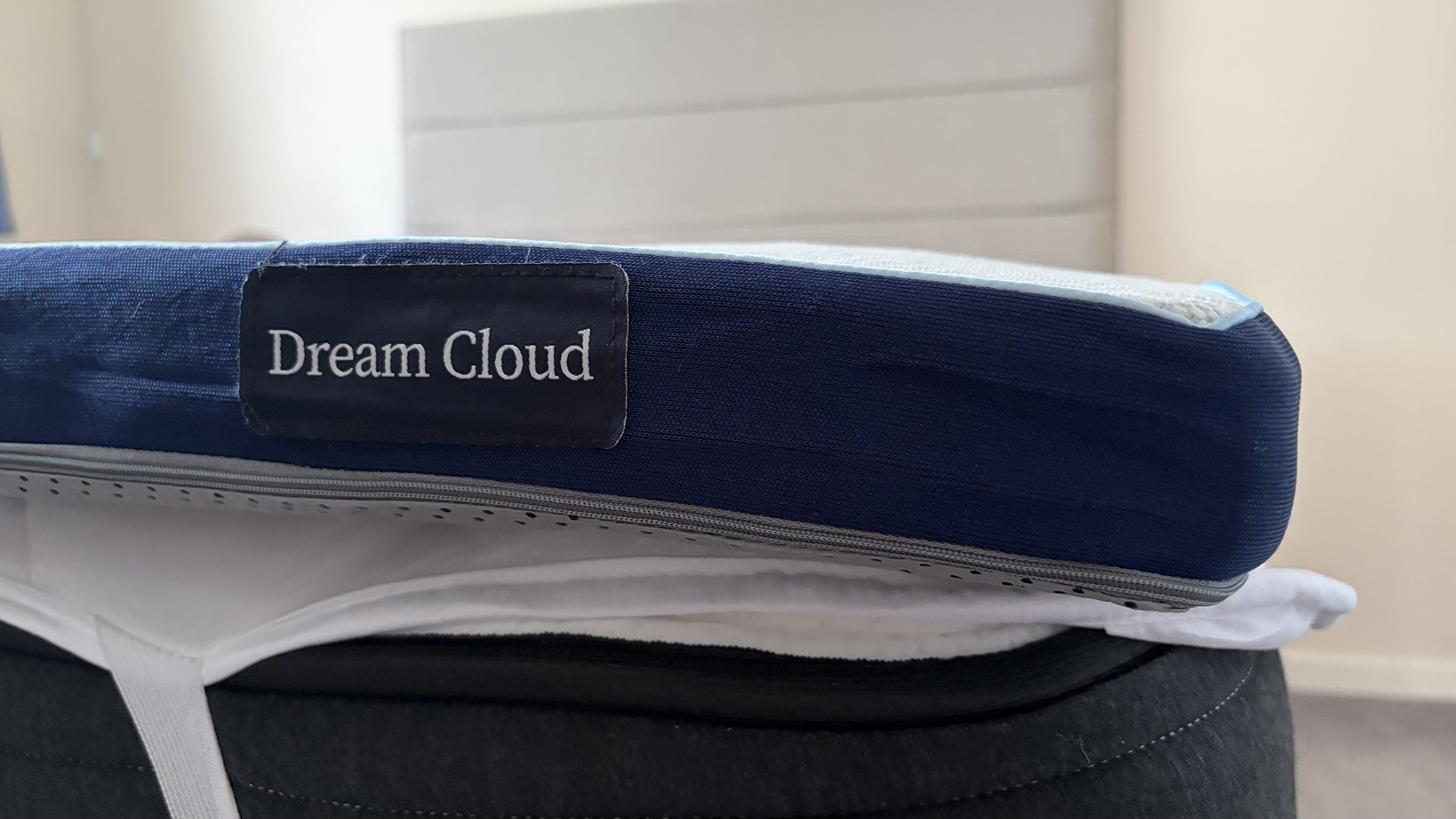 Обзор DreamCloud Softer Mattress Topper - облегчает боль в бедрах и плечах картинка Наматрасник DreamCloud Softer: тест мягкости | DGL.RU