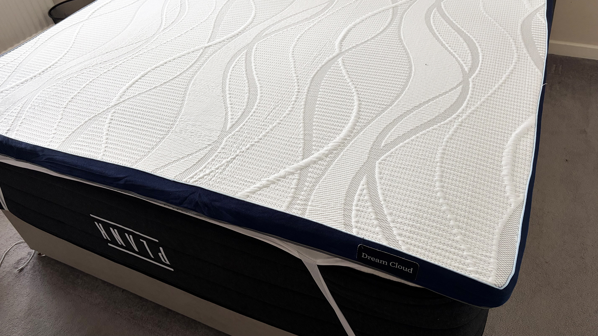 Обзор DreamCloud Softer Mattress Topper - облегчает боль в бедрах и плечах картинка Наматрасник DreamCloud Softer: тест мягкости | DGL.RU