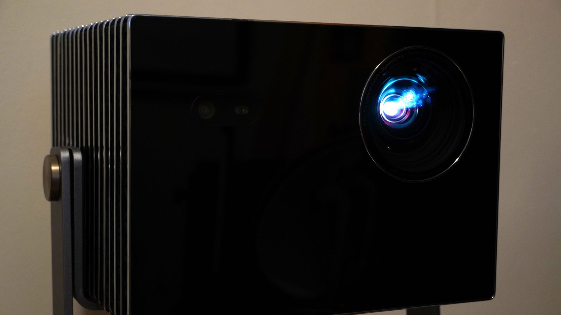 Обзор 4K-проектора Valerion VisionMaster Max: глубокий черный цвет и высокая яркость картинка Обзор 4K-проектора Valerion VisionMaster Max | DGL.RU